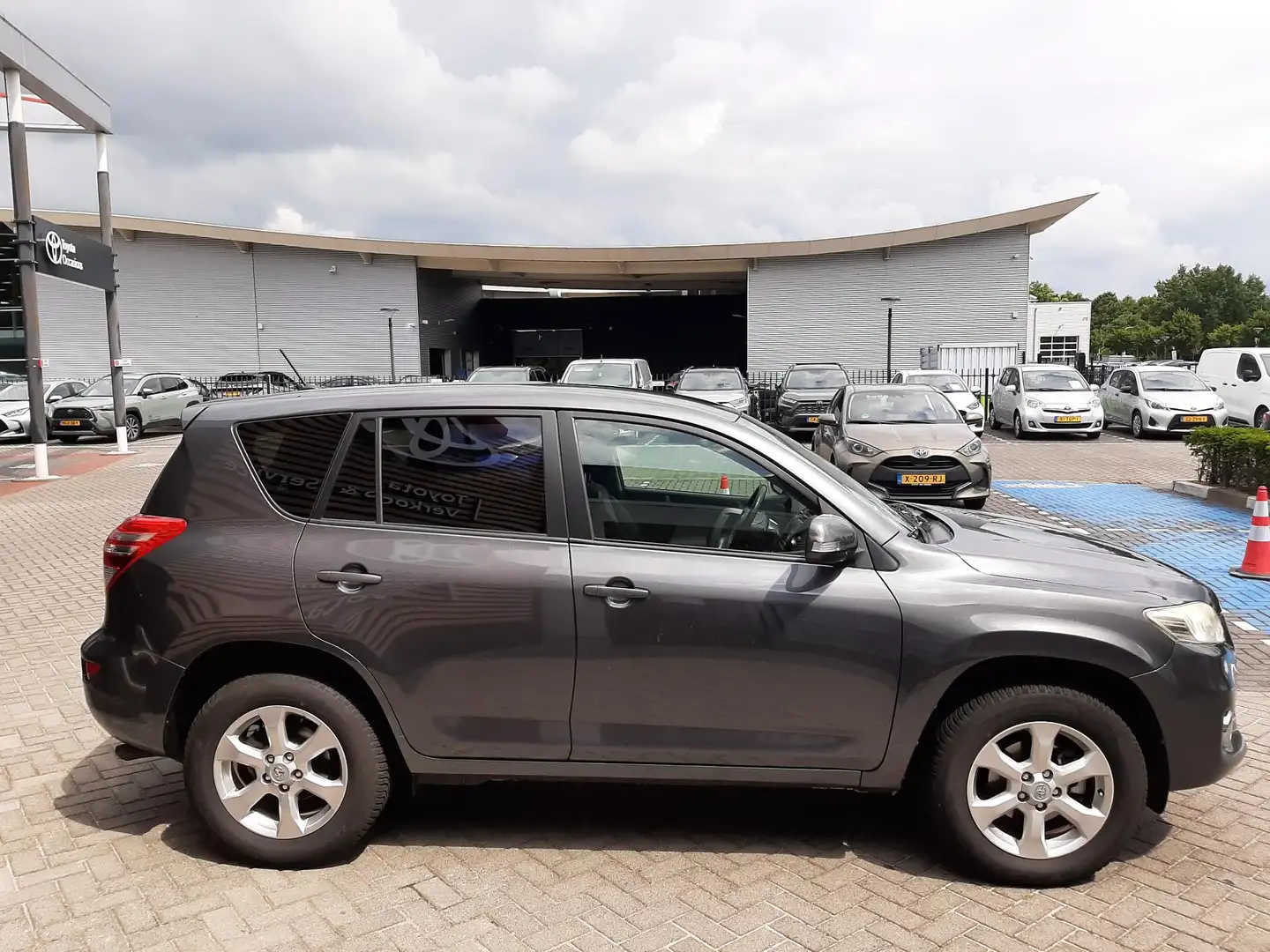 Toyota RAV 4 2.0 VVTi Dynamic 2WD NL-AUTO NAVI TREKHAAK 1500KG Gris - 2