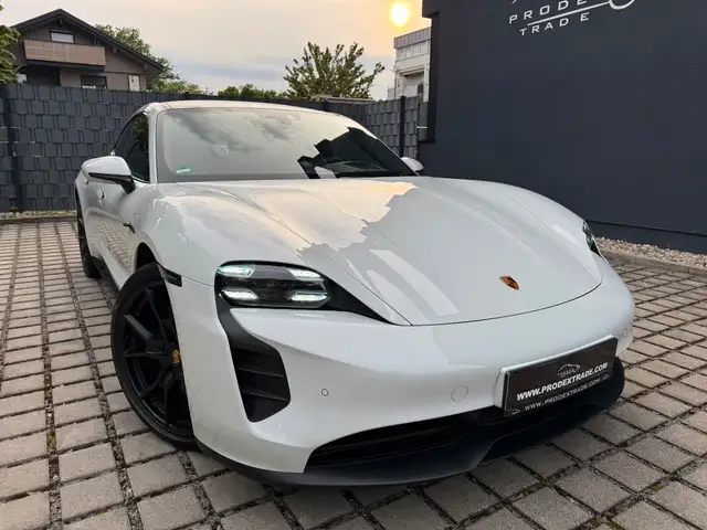 Porsche Taycan GTS Pano*Luft *4lenkung*B-Display*21 RS*