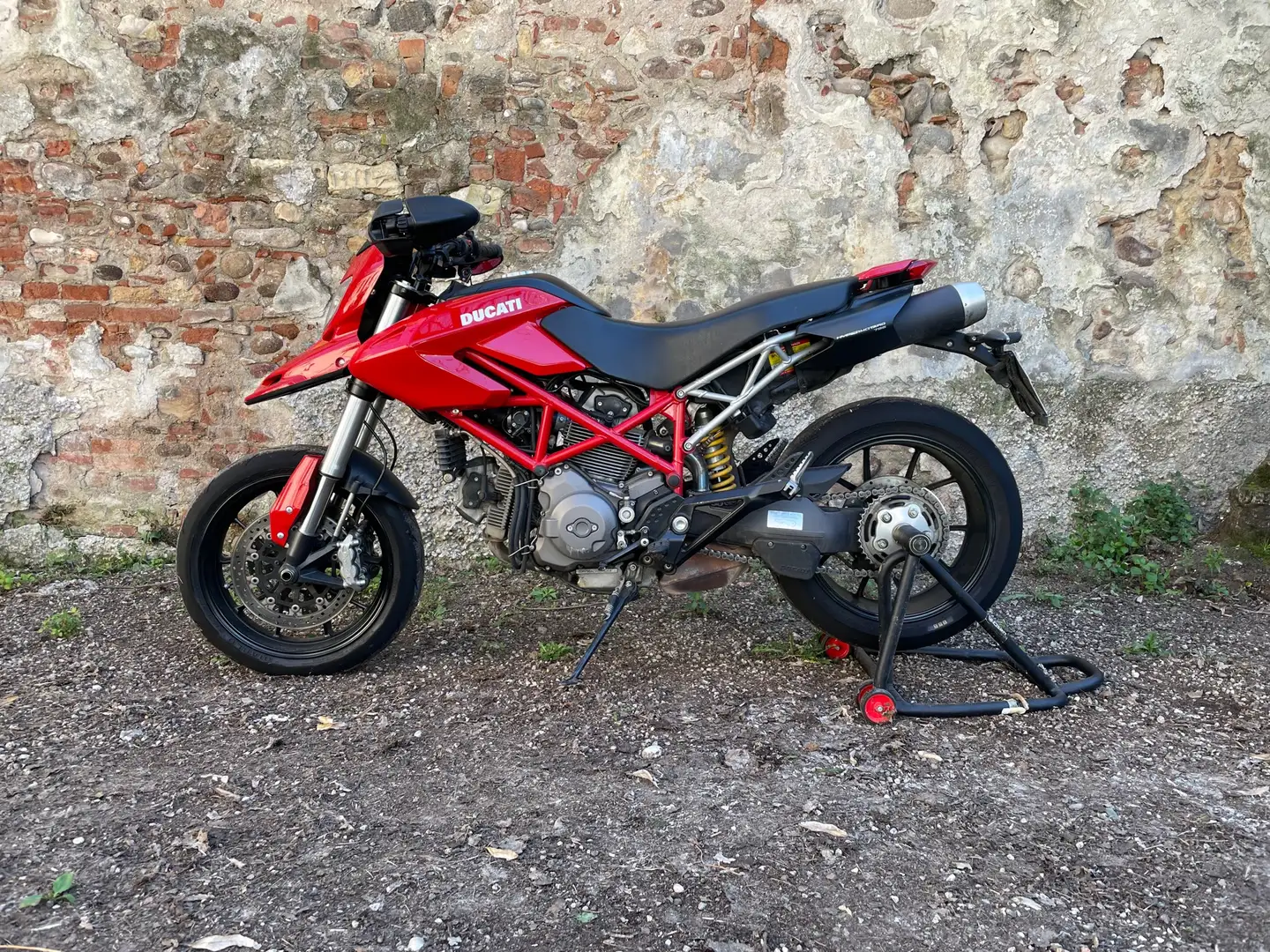 Ducati Hypermotard 796 crvena - 2