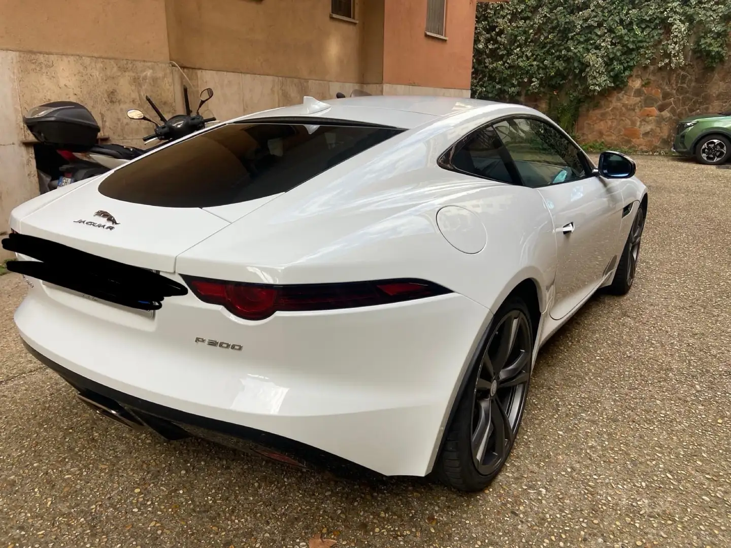 Jaguar F-Type Coupe 2.0 i4 R-Dynamic rwd 300cv auto Bianco - 1