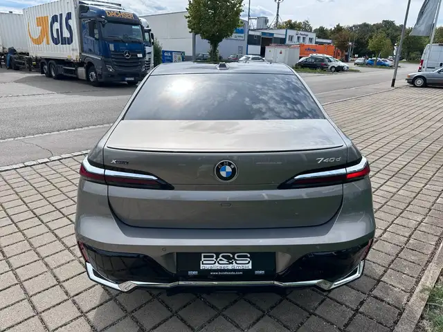 BMW 7 Series view 6