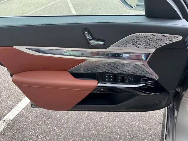 BMW 7 Series view 11