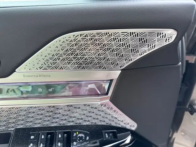 BMW 7 Series view 12