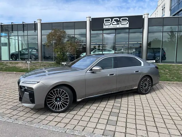 BMW 7 Series view 4
