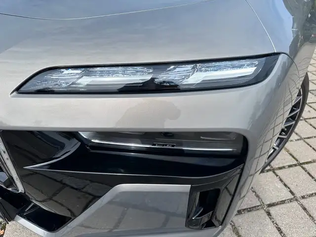 BMW 7 Series view 10