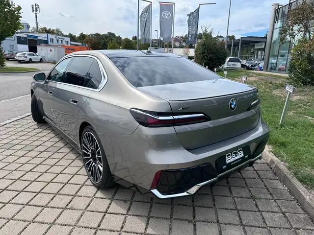 BMW 7 Series view 5