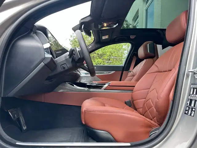 BMW 7 Series view 14