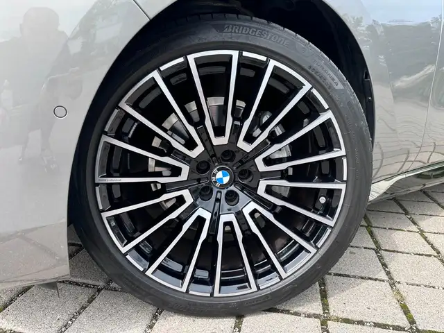 BMW 7 Series view 3