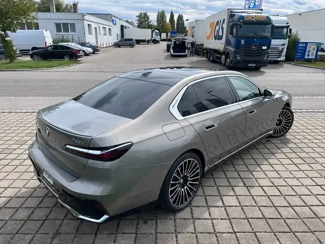 BMW 7 Series view 7