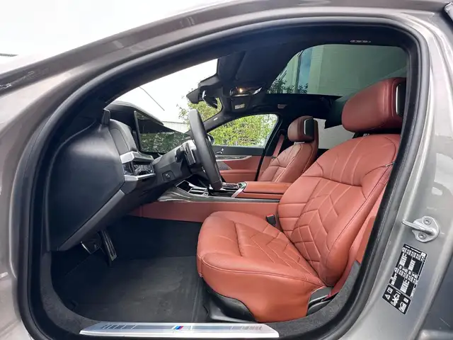 BMW 7 Series view 15