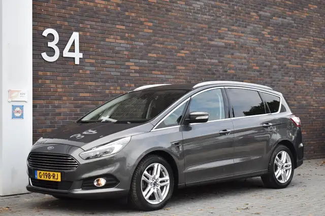 Ford S-Max view 2