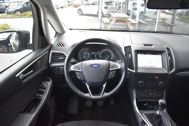 Ford S-Max view 4