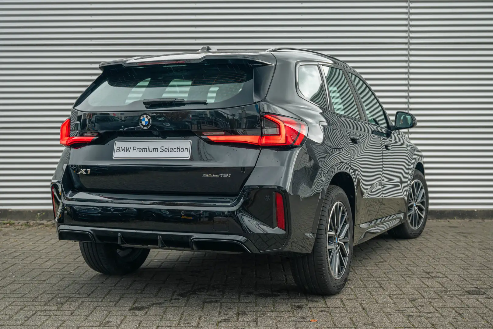 BMW X1 sDrive18i M Sport Automaat / Sportstoelen / Achter Noir - 2