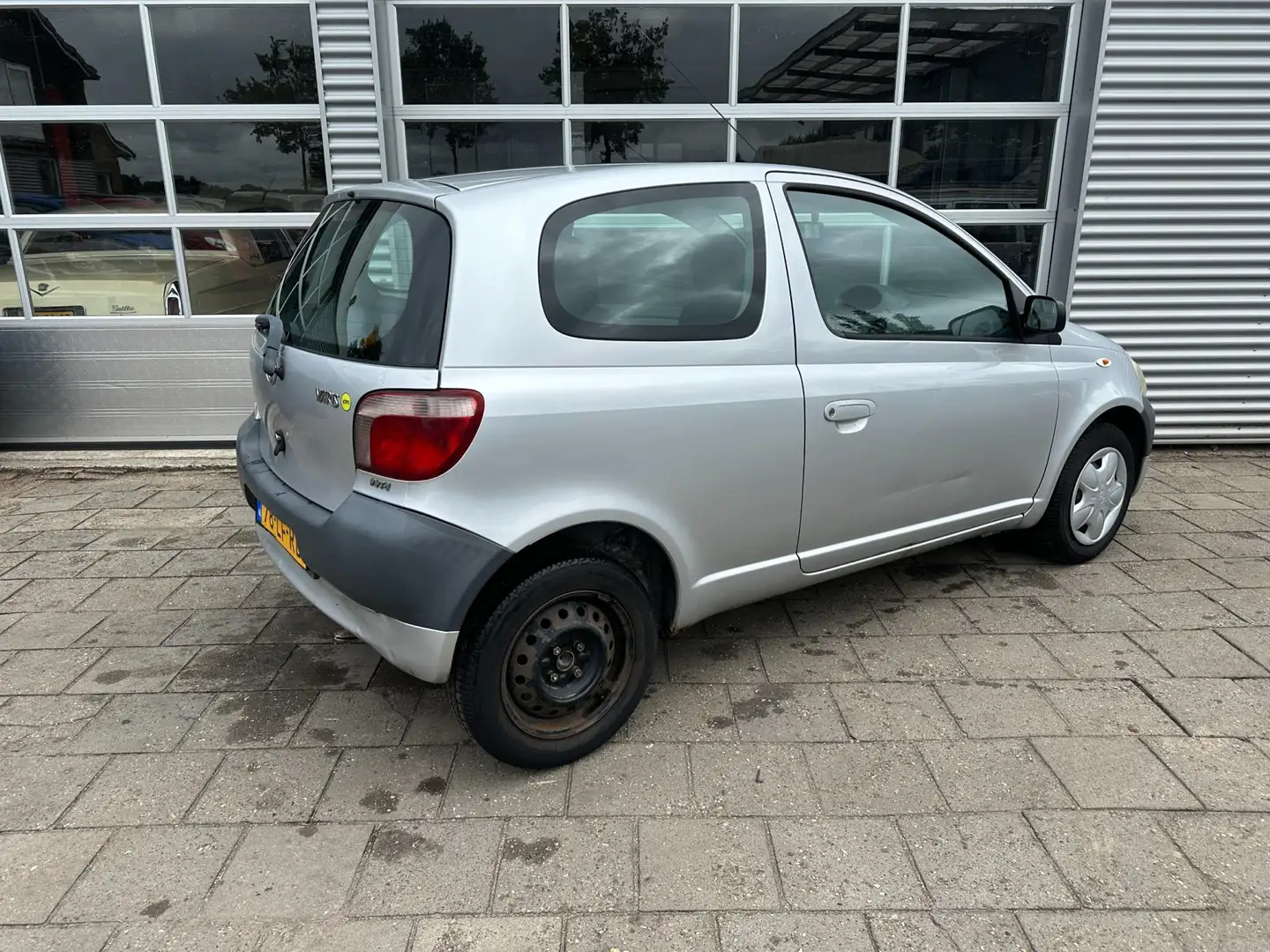 Toyota Yaris 1.0 VVT-i - APK Tot 24-07-2026 Gri - 2