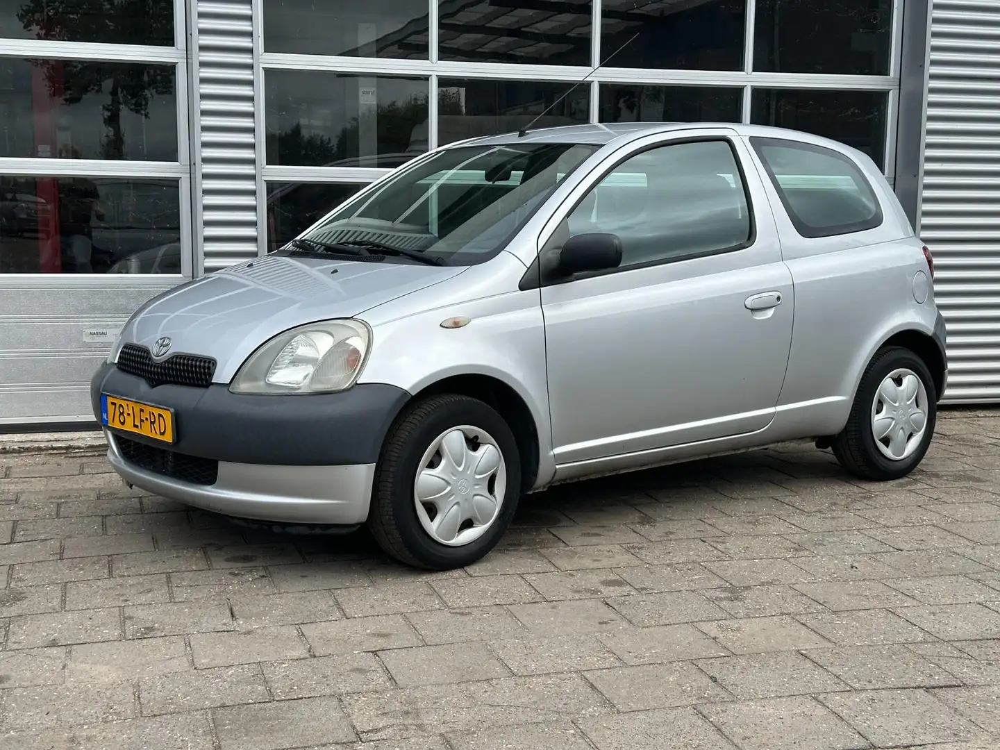 Toyota Yaris 1.0 VVT-i - APK Tot 24-07-2026 Gri - 1
