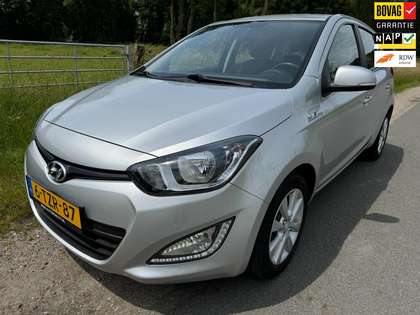 Hyundai i20 1.2i i-Deal dealer onderhouden met navigatie en tr