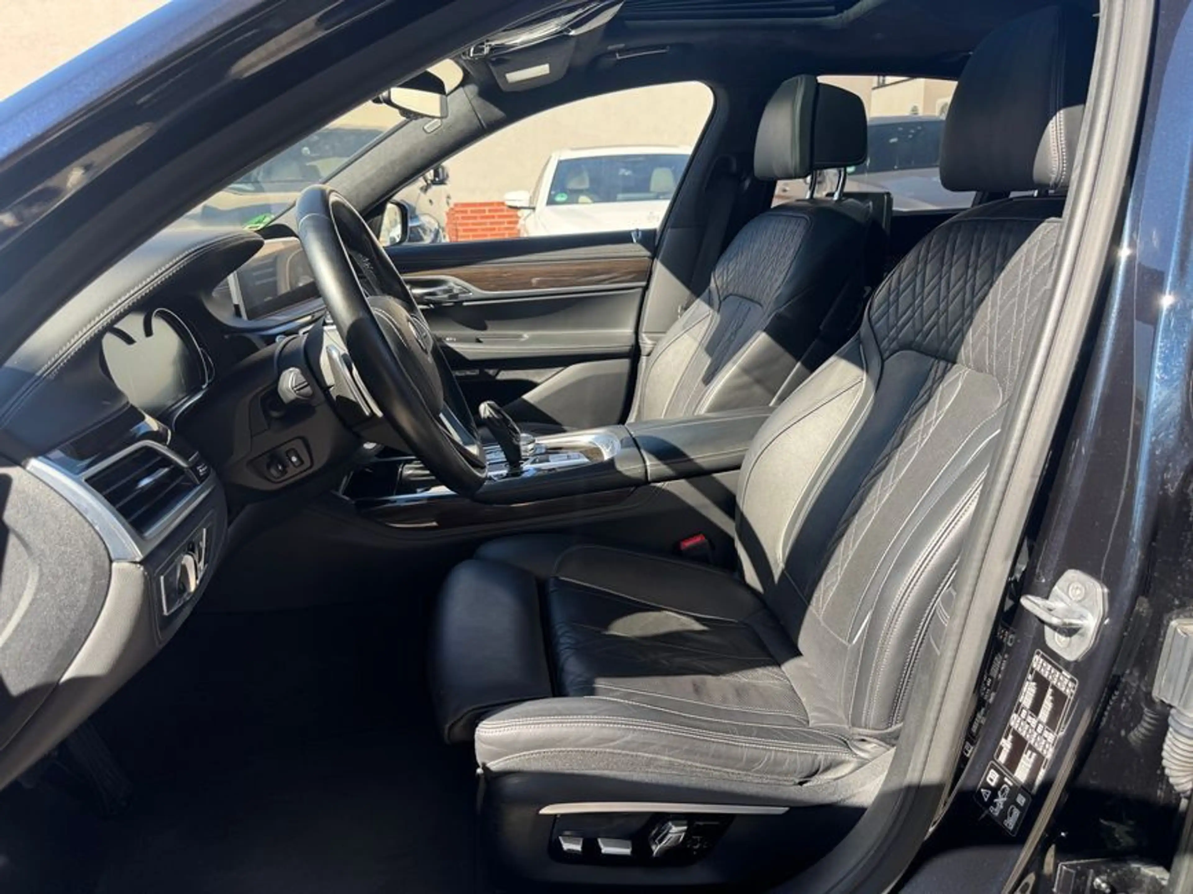 BMW 750 i xDrive Massage B&W Einzelsitze TV VOLL — photo 11