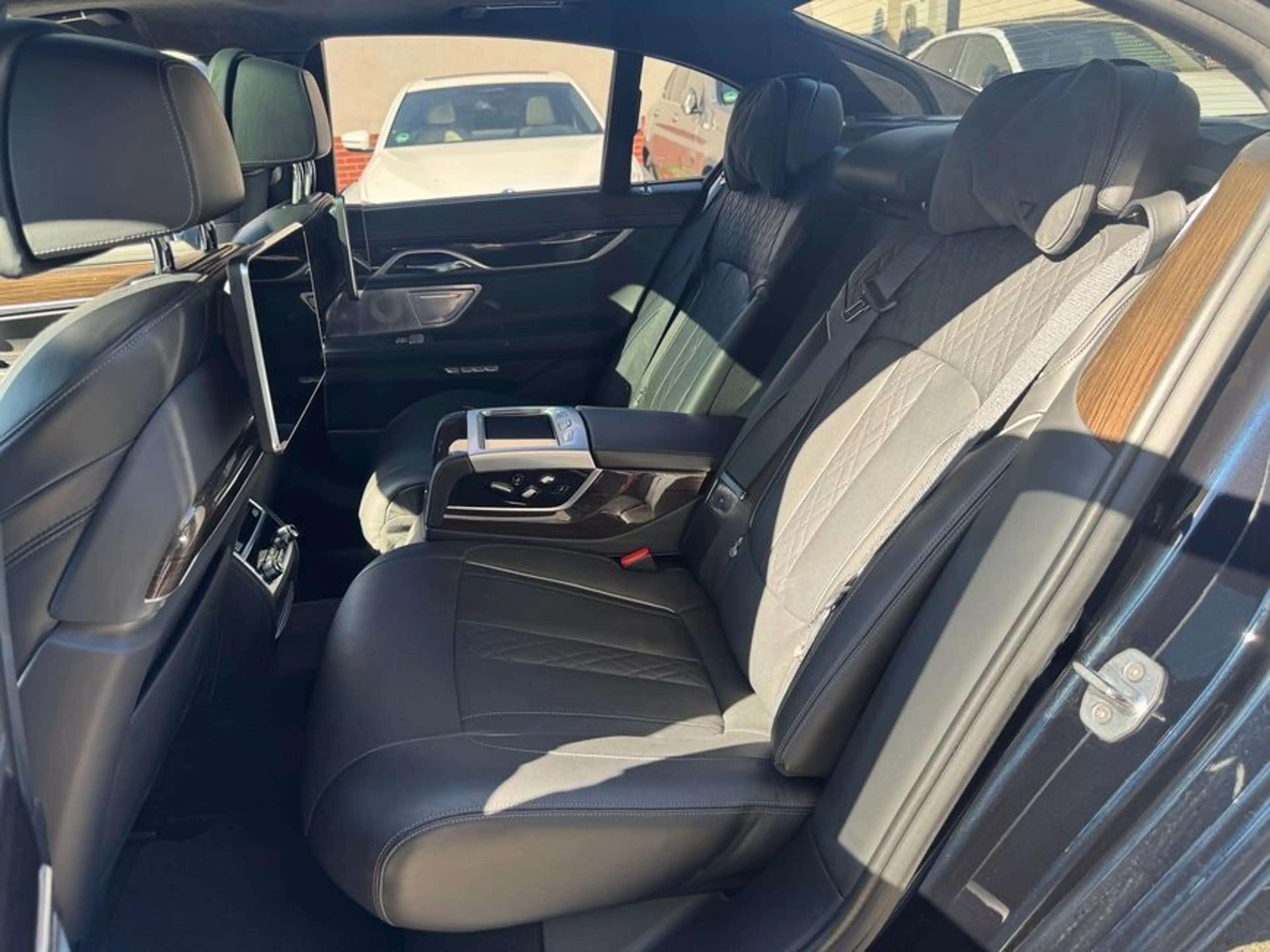BMW 750 i xDrive Massage B&W Einzelsitze TV VOLL — photo 14