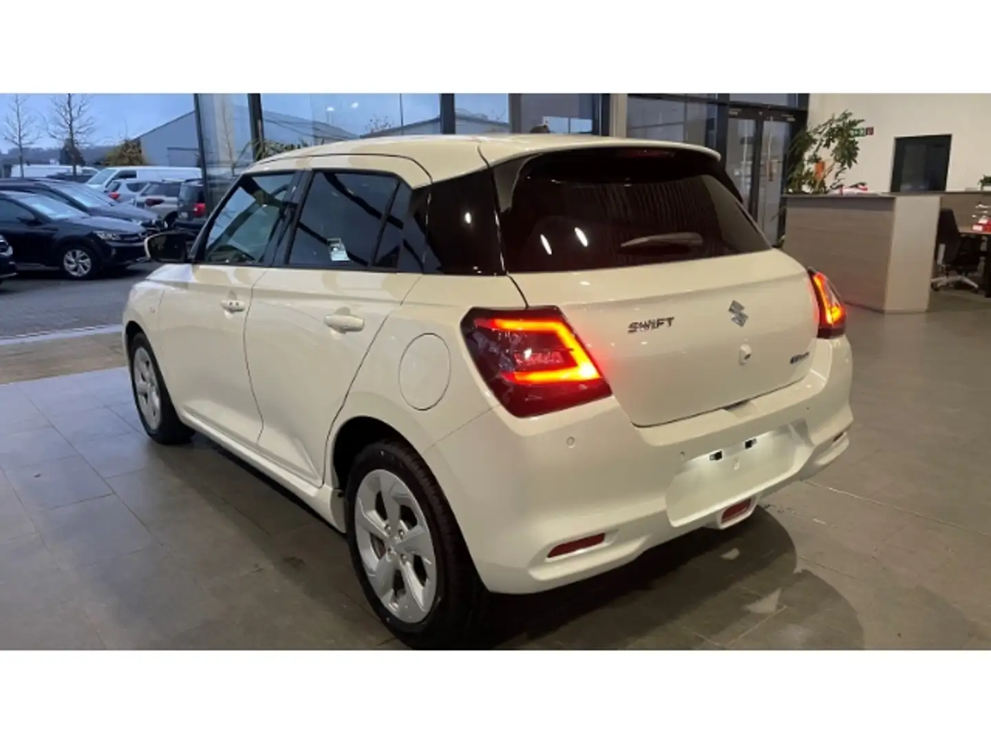 Suzuki Swift 1.2 Comfort LED NAVI ACC Kamera SitzHZG APP Connec Blanc - 2