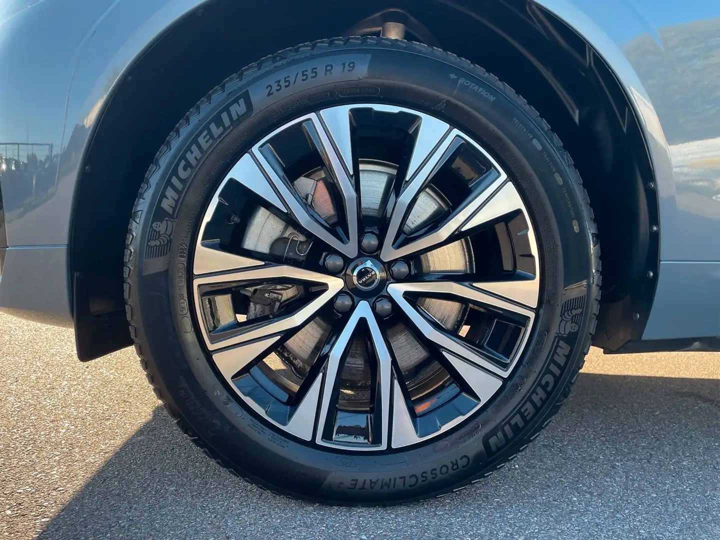 Volvo XC60 B5 AWD Mild-Hybrid Plus Dark AHK ACC BLIS Grau - 2