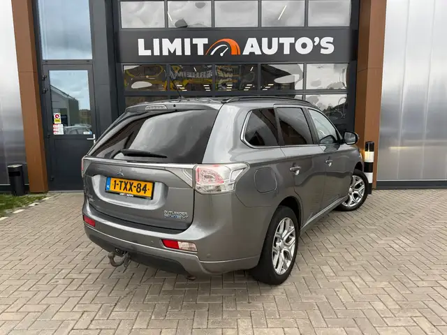 Mitsubishi Outlander view 2