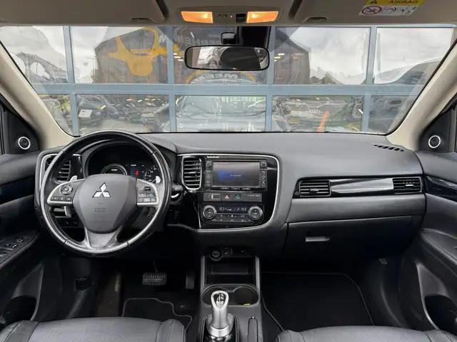 Mitsubishi Outlander view 3