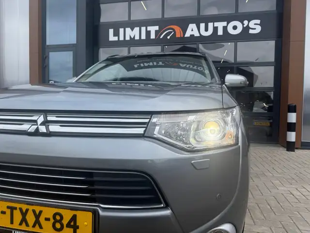 Mitsubishi Outlander view 11