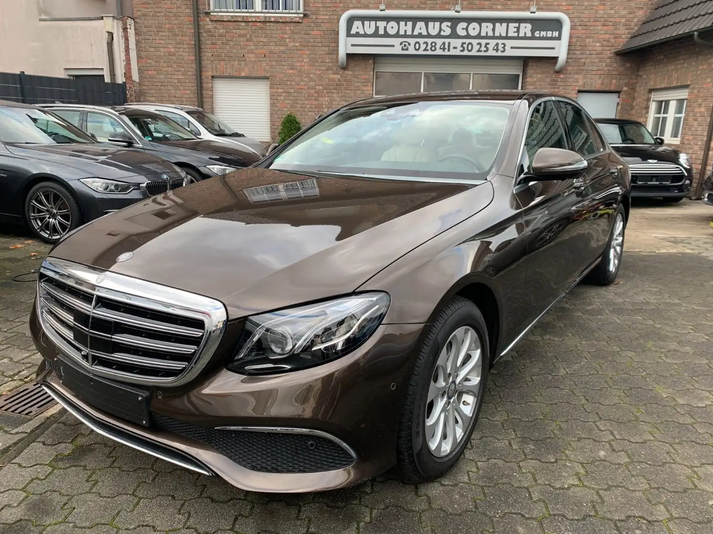 Mercedes-Benz E 250 Avantgarde Distronic Plus erst 32000 km Braun - 1