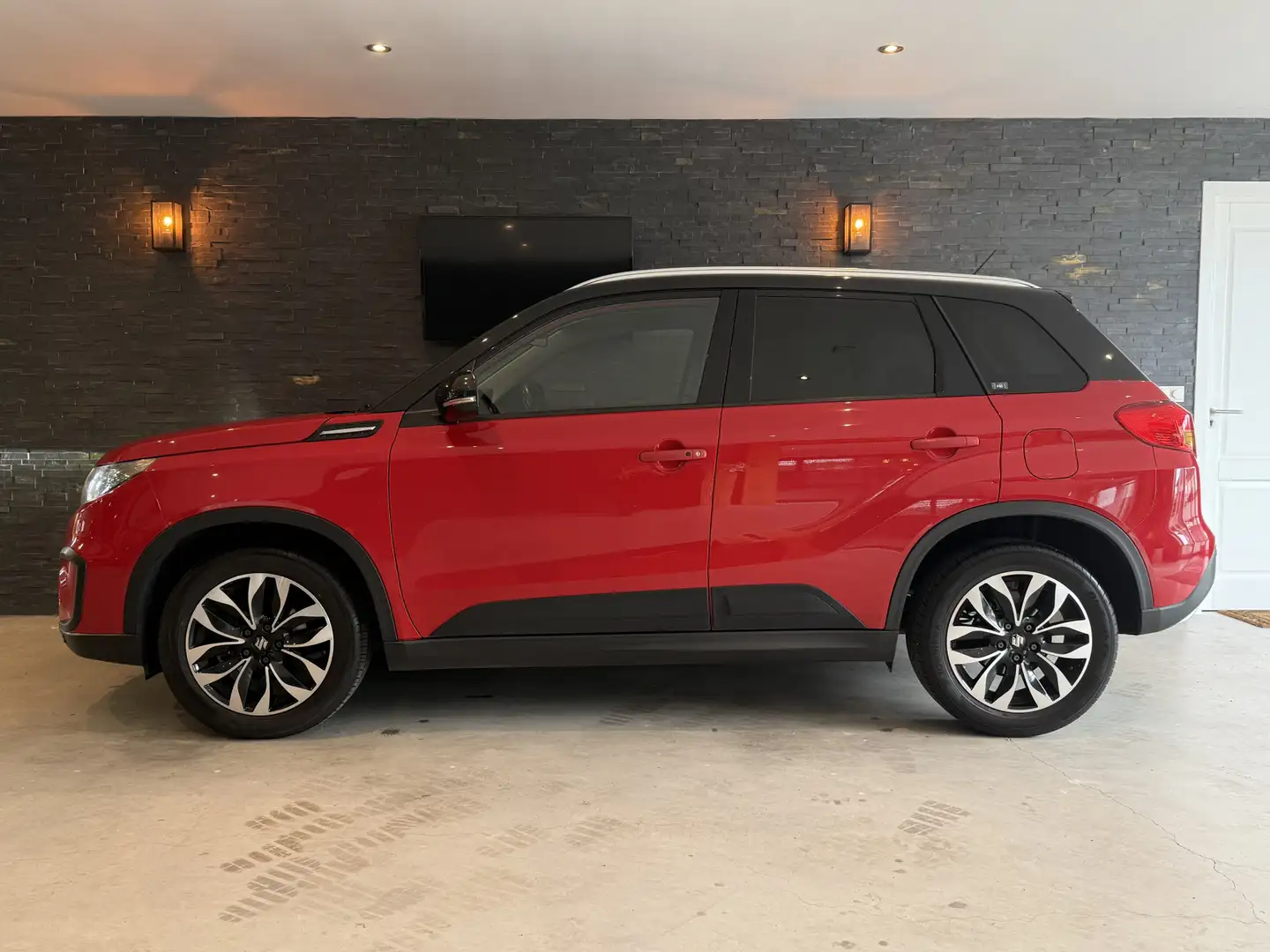 Suzuki Vitara 1.6 High Executive Bj: 2016 / Automaat / Panoramad Rood - 2