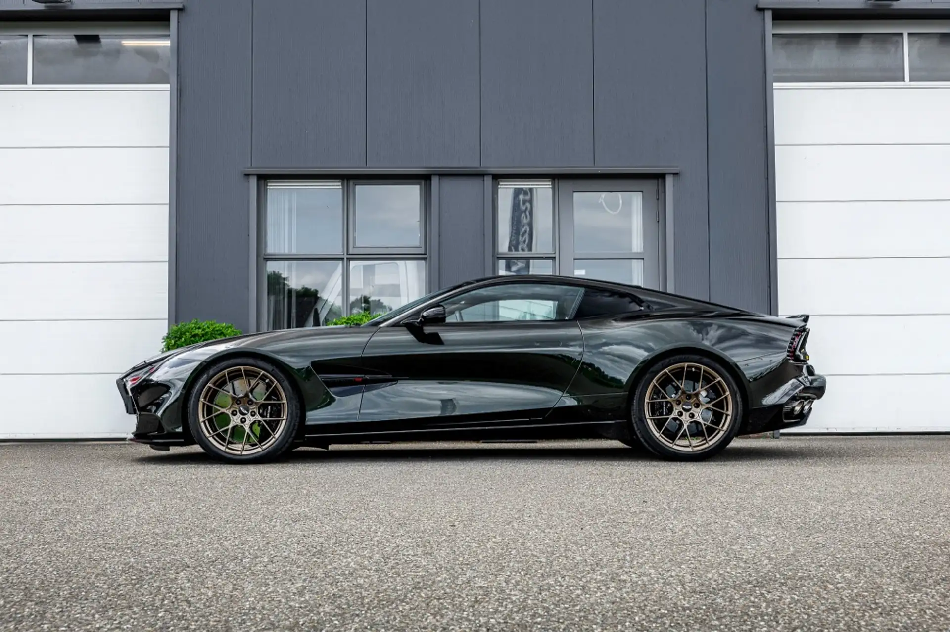 애스턴마틴 뱅퀴시 Coupe 2025 블랙 사진 2