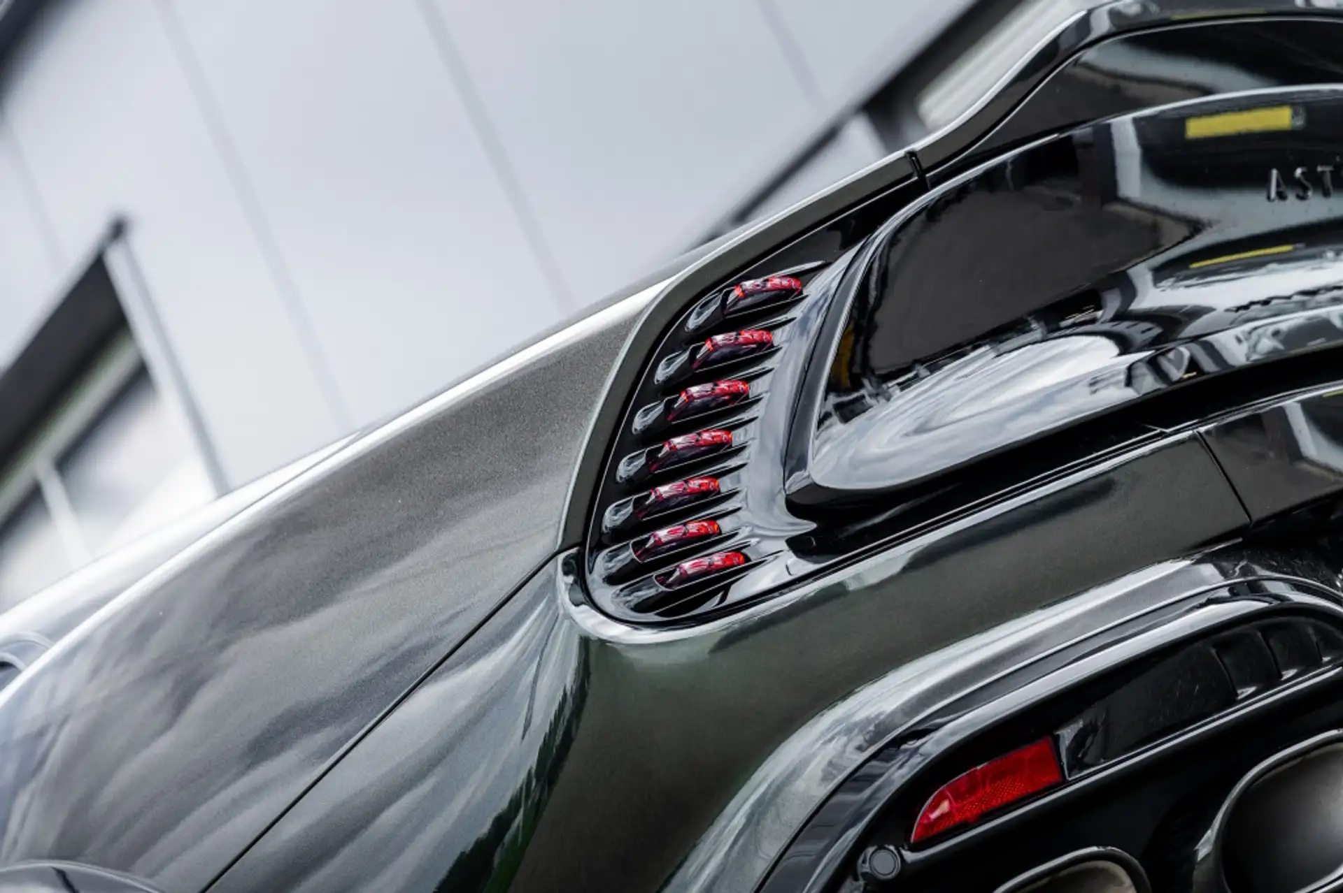 애스턴마틴 뱅퀴시 Coupe 2025 블랙 사진 7