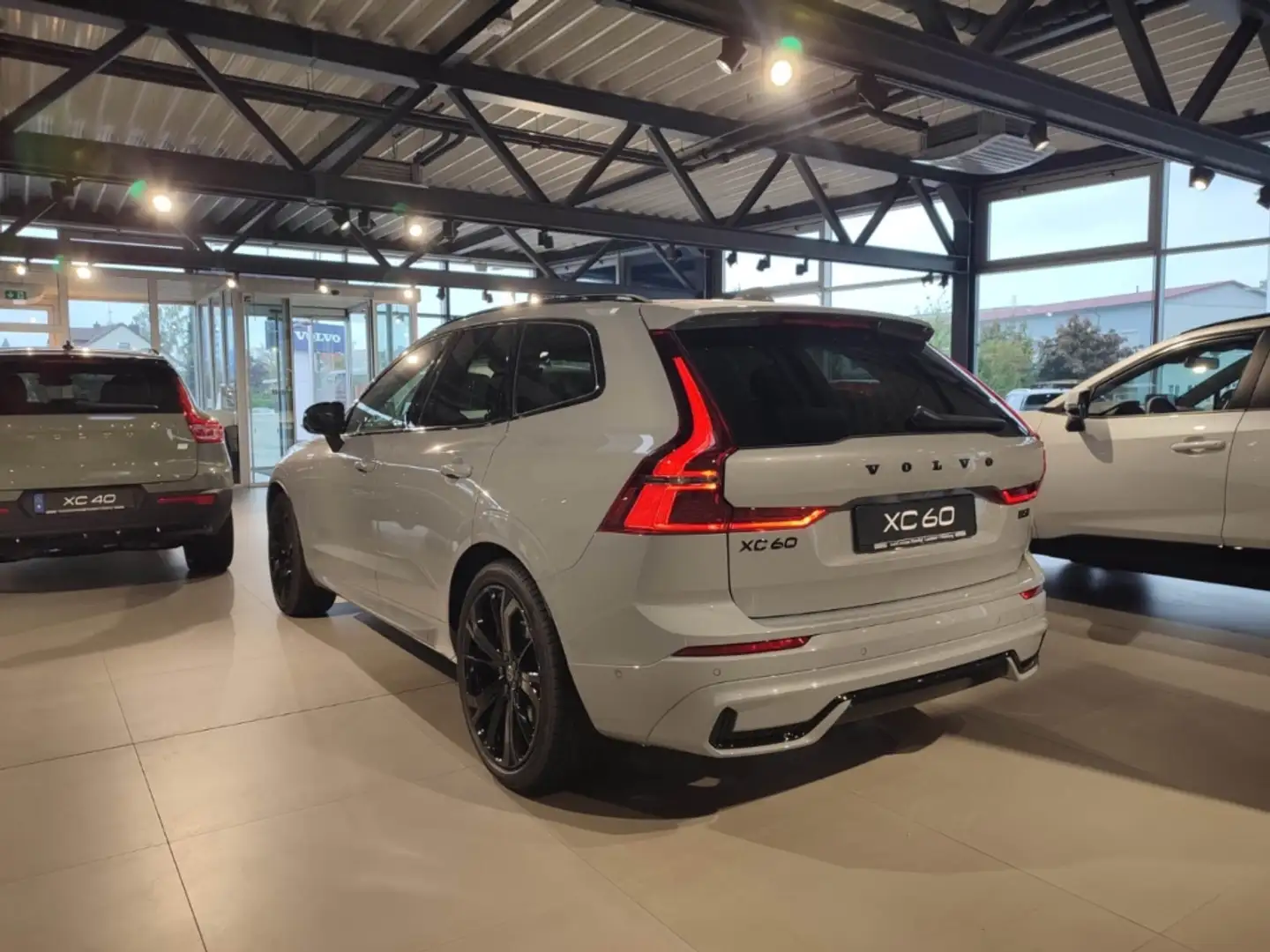 Volvo XC60 Plus Black Edition B5 AWD Grau - 2