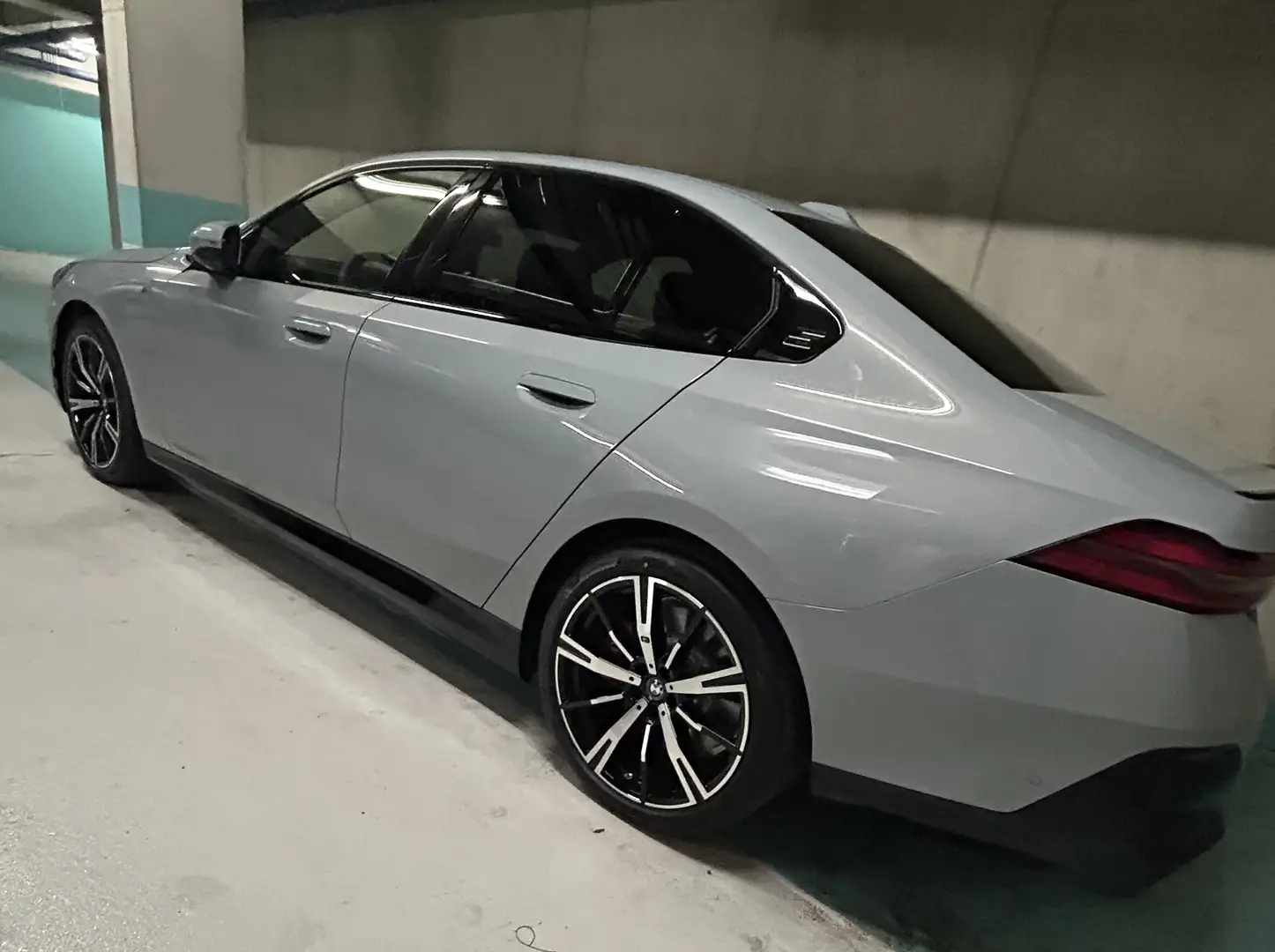 BMW 550 550 e xDrive M Sport Garantie 5J/200.000km + Service inkl. 100.000km Grau - 2