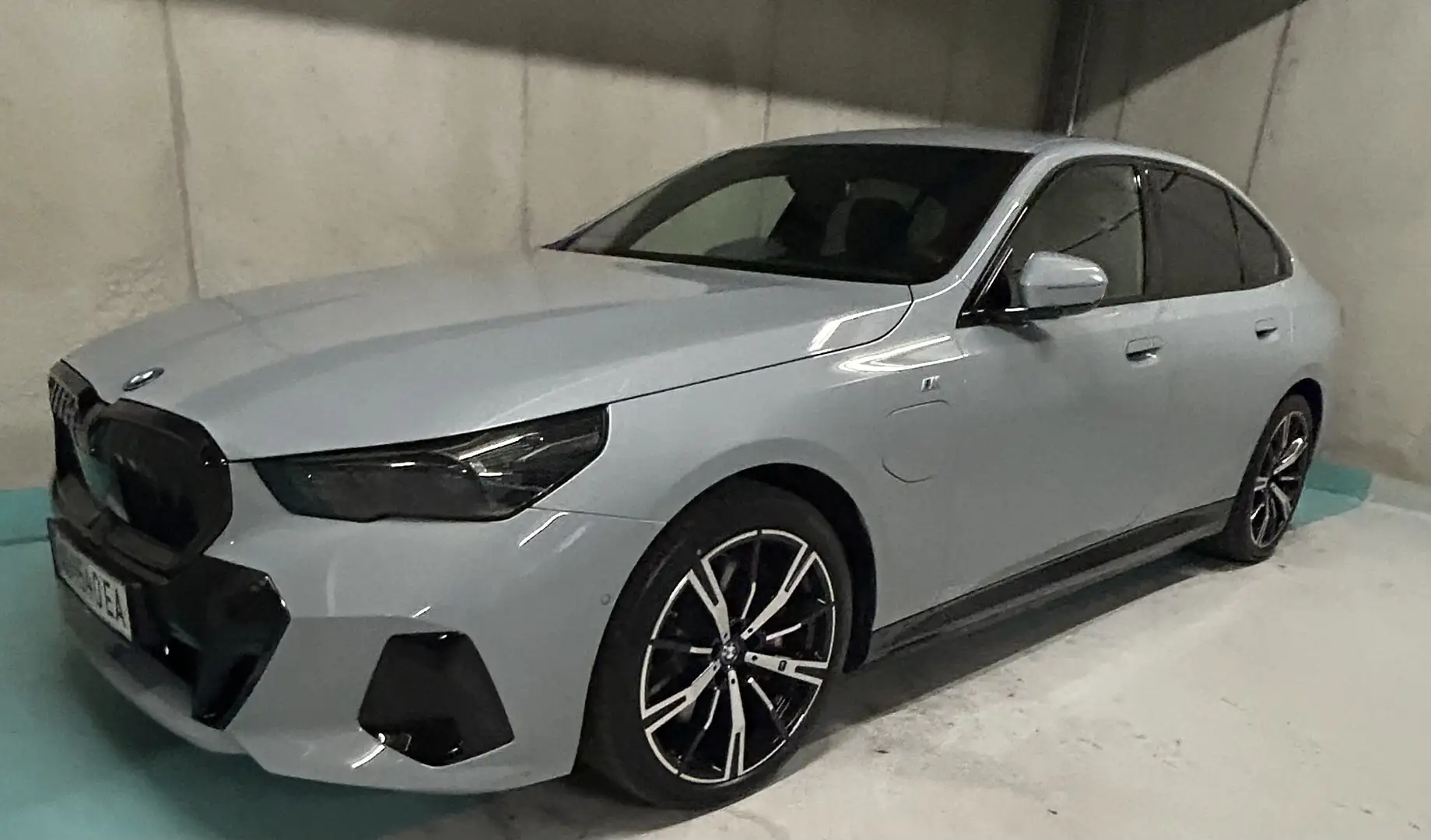 BMW 550 550 e xDrive M Sport Garantie 5J/200.000km + Service inkl. 100.000km Grau - 2