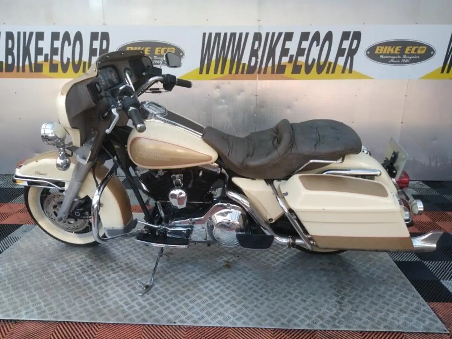 Harley-Davidson Electra Glide Бежевий - 2