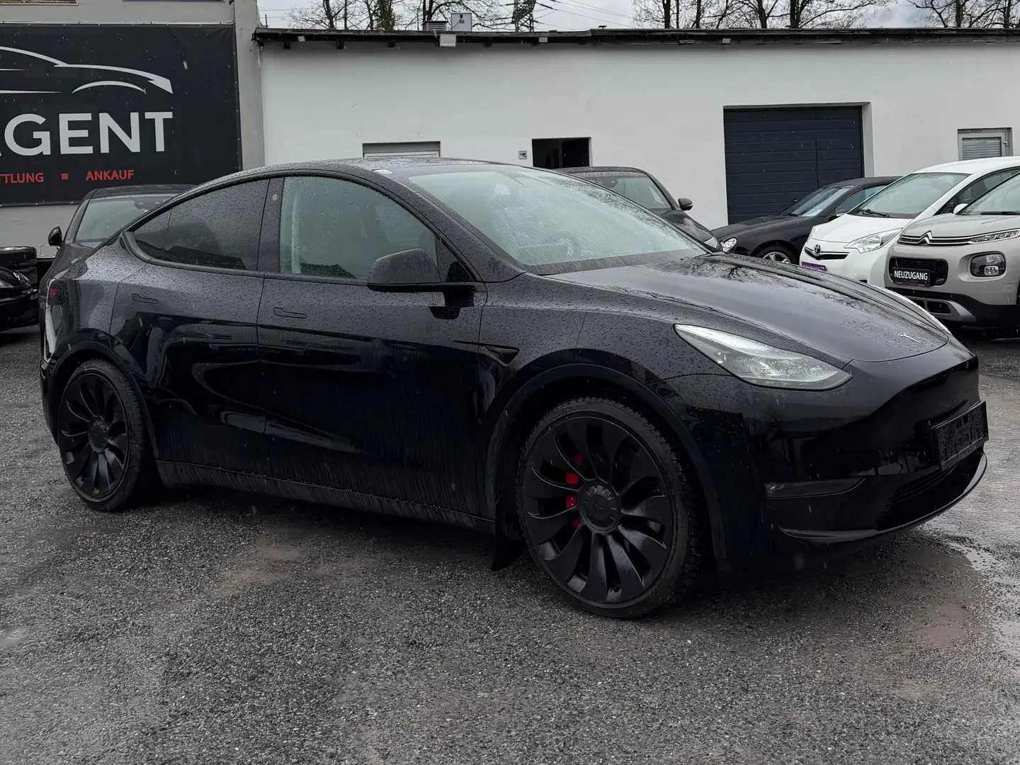 Tesla Model Y Long Range Dual AWD Schwarz - 1
