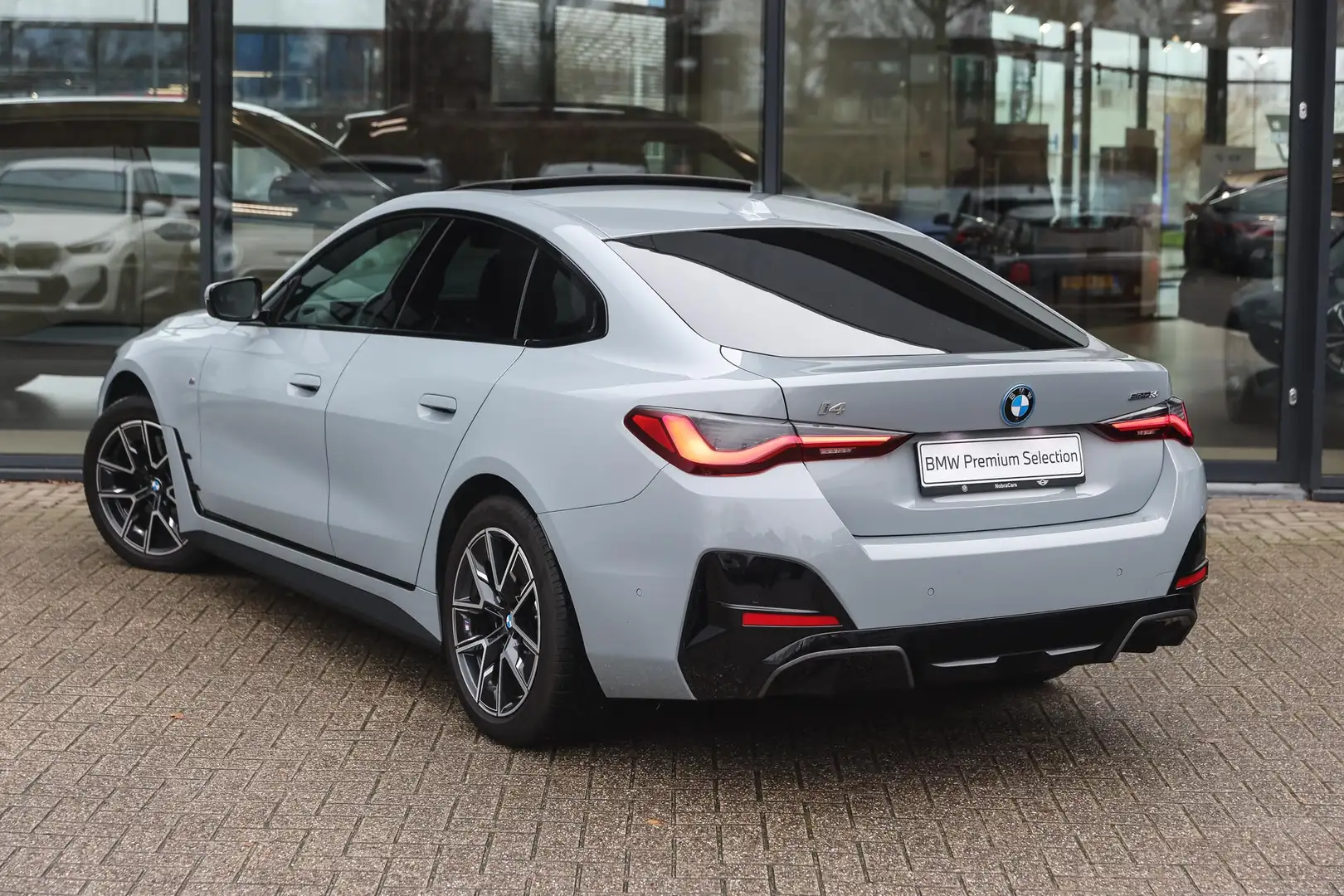 BMW i4 eDrive35 M Sport / Schuif-kanteldak / Achteruitrij Grijs - 2