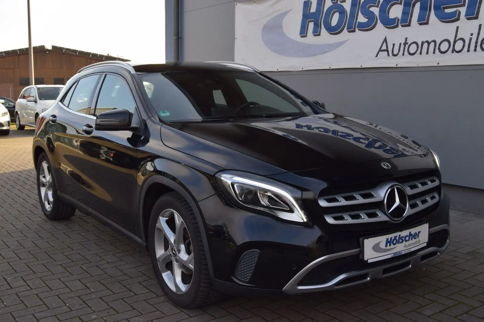 Mercedes-Benz GLA 180 !AUTOM!,AHK,Nav,Leder,Kam,Xenon,Parks,V&H Schwarz - 1
