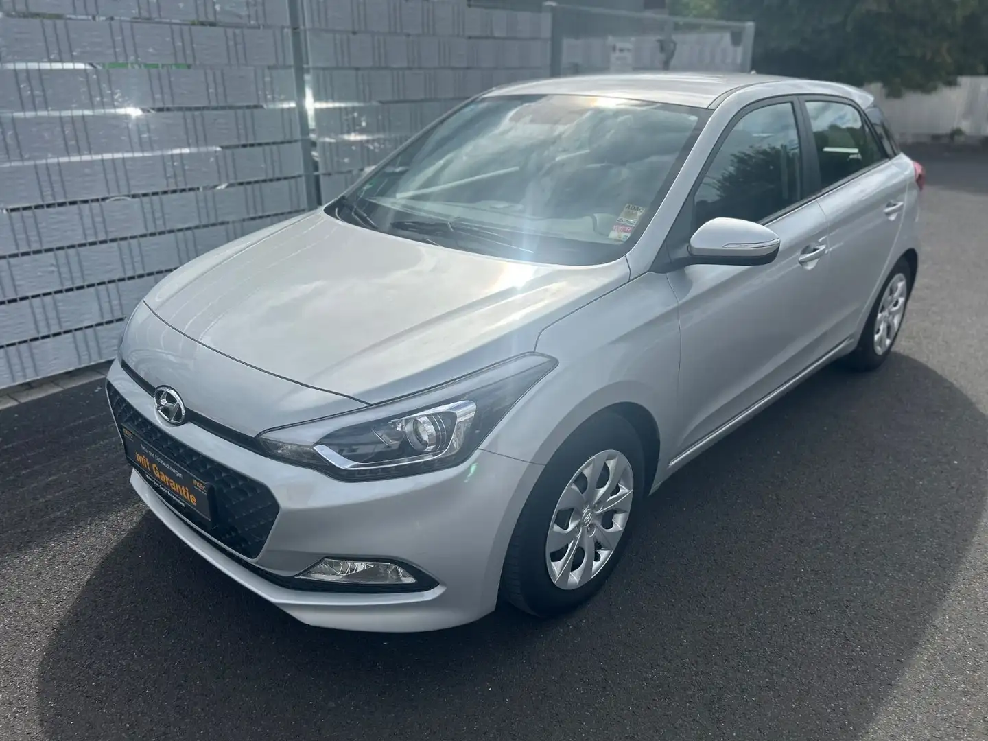 Hyundai i20 Trend*AUT*SHZ*LHZ* Silber - 1