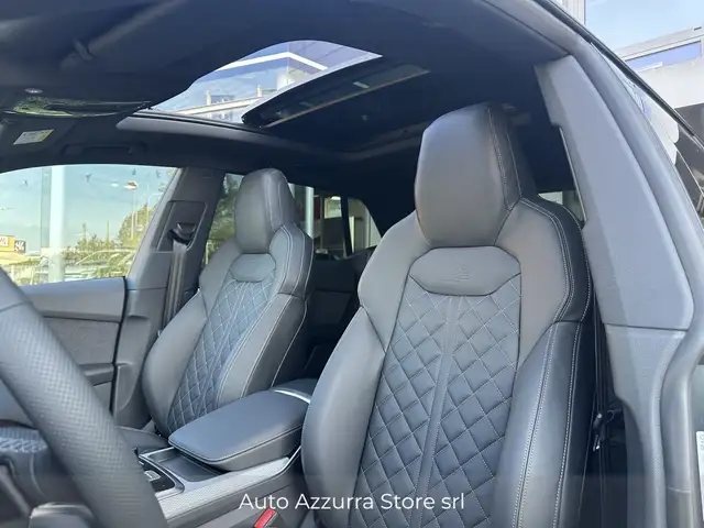 Audi Q8 view 8