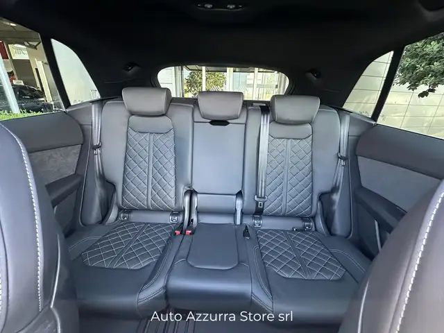 Audi Q8 view 14