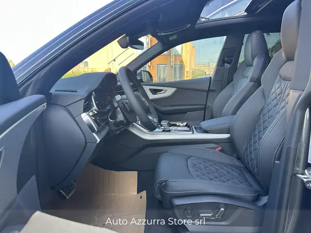 Audi Q8 view 9