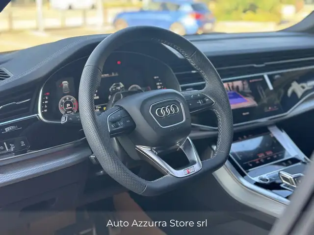 Audi Q8 view 10