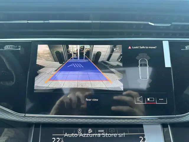 Audi Q8 view 13