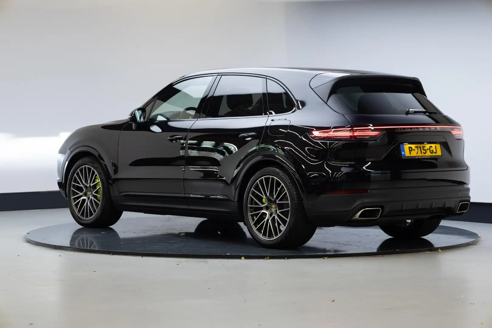 Porsche Cayenne 3.0 E-Hybrid | 21 Inch | Panoramadak | Luchtvering Zwart - 2