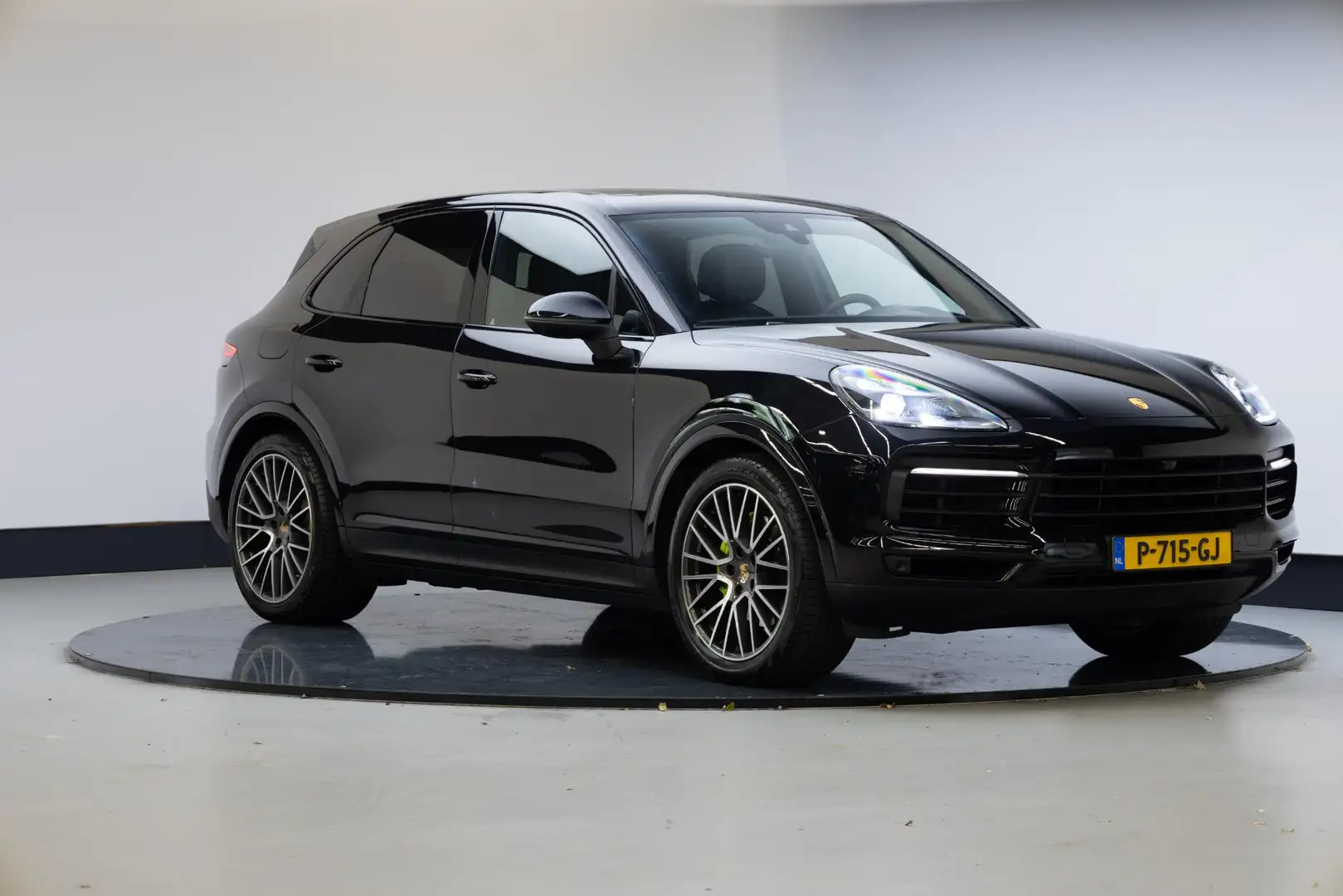 Porsche Cayenne 3.0 E-Hybrid | 21 Inch | Panoramadak | Luchtvering Zwart - 1