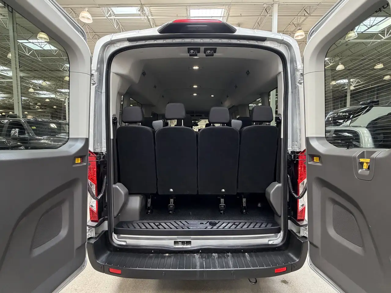 Ford Transit Passenger Wagon снимка Ford Transit Passenger Wagon