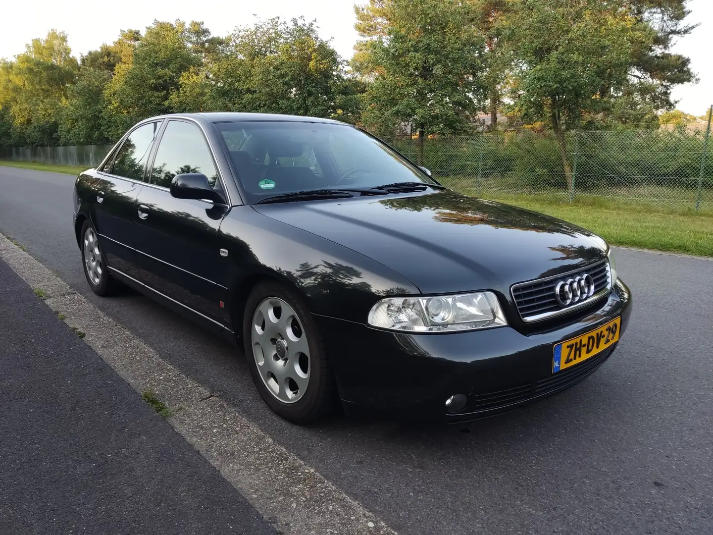 Audi A4 1.8 20v nette staat + documentatie Zwart - 1