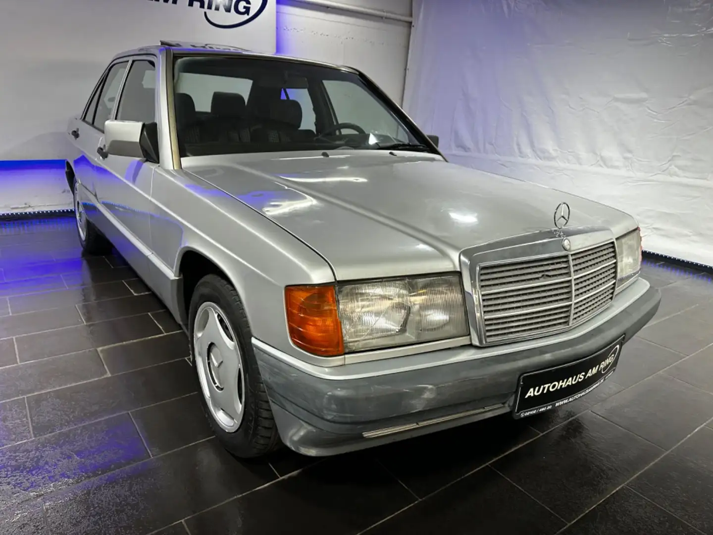 Mercedes-Benz 190 E 2.0 AUTOMATIK 1HAND SCHIEBEDACH TÜV:NEU Silber - 2