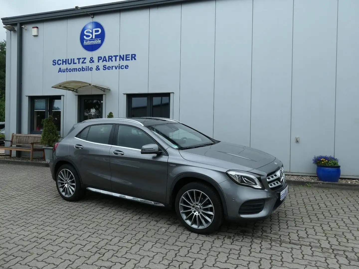 Mercedes-Benz GLA 200 Urban Style Edition // AHK, Pano, R-Cam. Серый - 1